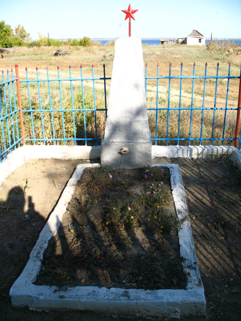 Братская могила красноармейцев, погибших в борьбе за власть Советов, Камышинский район, с. Щербаковка