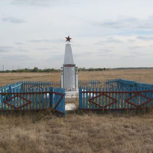 Братская могила участников гражданской войны, погибших в борьбе за власть Советов, Урюпинский район, х. Уваровский