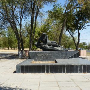 Братская могила моряков Волжской военной флотилии и рабочих завода Красный Октябрь, г. Волгоград, Краснооктябрьский район, пр. Ленина, сквер (1)