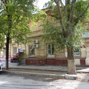 Жилой дом с лавкой (Комитет по делам молодежи, фирма Эльта), г. Волгоград, Центральный район, ул. им. В.И.Ленина, 13а