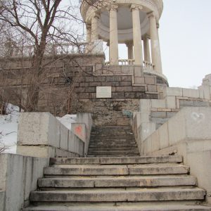 Место, где располагалась зенитная батарея, орудийный расчет которой погиб при отражении танковой атаки немецко-фашистских войск, пытавшихся прорваться к р.Волге, г.Волгоград, Центральный район, Набережная им. 62-й армии, около ротонды
