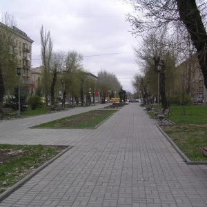 Памятник комсомольцам – защитникам Сталинграда, г. Волгоград, Центральный район, пересечение пр-кта им. В.И.Ленина и улицы Комсомольской