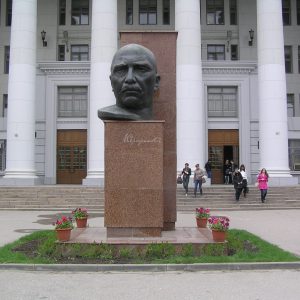 Памятник А.С. Серафимовичу, г. Волгоград, Центральный район, пр-кт им. В.И. Ленина, 27