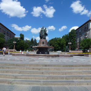 Скульптурная группа Искусство с фонтаном, г. Волгоград, Центральный район, Аллея Героев (1)