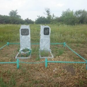 Памятный знак в честь летного экипажа, погибшего в период Сталинградской битвы, Даниловский район, с. Олейниково (1)