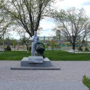 Братская могила советских воинов, погибших при налете фашистской авиации, Палласовский район, г. Палласовка, парк (1)