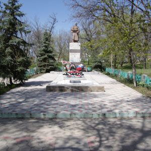 Братская могила советских воинов, погибших в период Сталинградской битвы, Дубовский район, г. Дубовка, площадь (1)