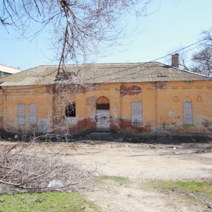 Место, где формировался и размещался железнодорожный взвод коммунистического батальона Совета Народных Комиссаров СССР, г. Волгоград, Ворошиловский район, ул. Клубная, 2