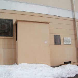 Место, где проходили митинги и собрания солдат, рабочих и революционной интеллигенции г. Царицына. В этом здании формировались рабочие отряды для защиты Красного Царицына и состоялось первое организационное собрание Коммунистического Союза Молодежи города, положившее начало городской комсомольской организации. Здесь размещалась морская бригада Волжской военной флотилии, героически сражавшаяся за Сталинград, г. Волгоград, Центральный район, ул. им. Маршала Чуйкова, 4 (здание музыкальной комедии)