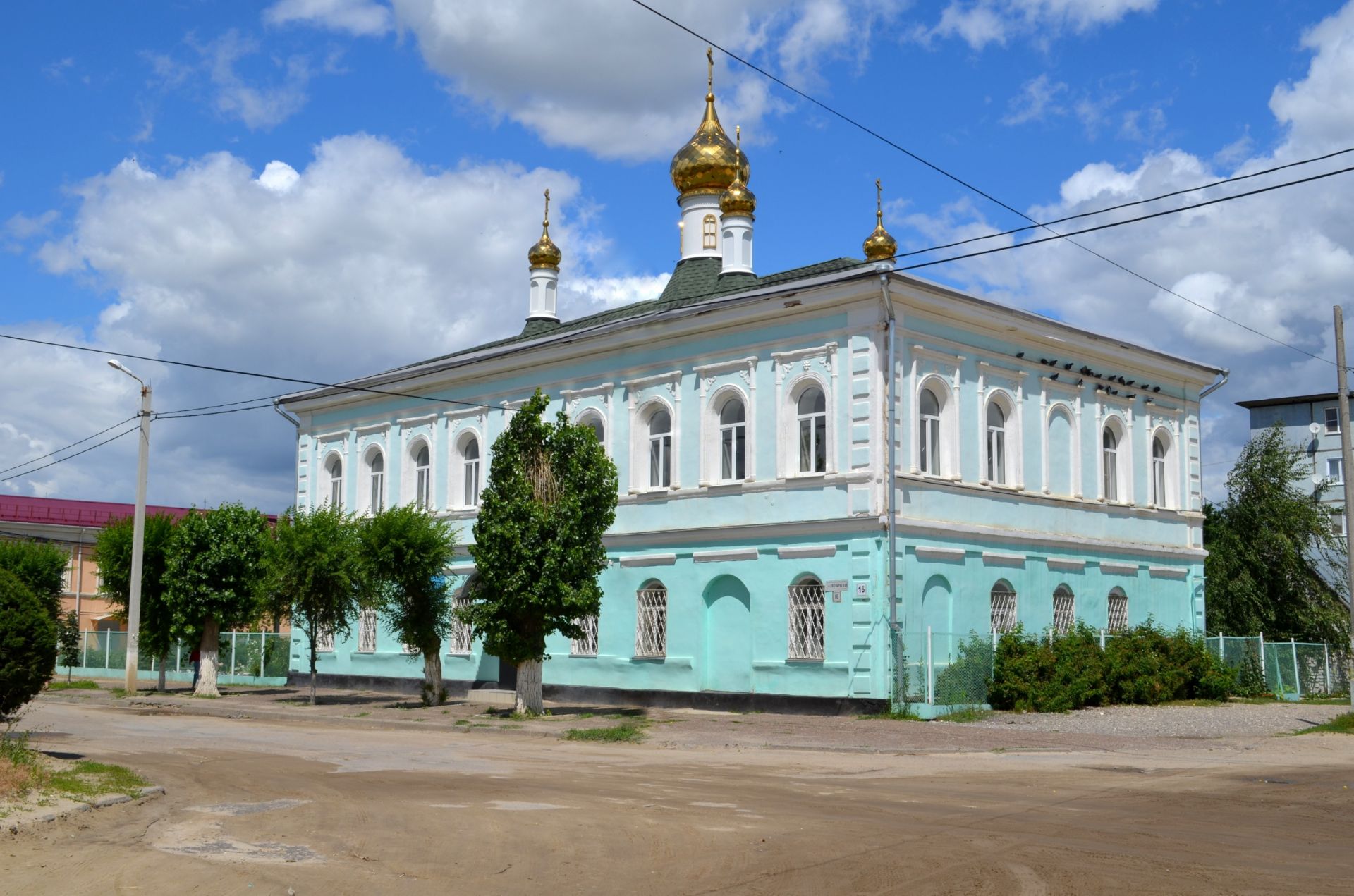 Дом купца Шемякина (в настоящее время - Троицкая церковь), Камышинский район, г. Камышин, ул. Октябрьская, 16