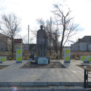 Братская могила красных партизан и советских воинов, погибших в период Сталинградской битвы, Иловлинский район,с. Большая Ивановка (1)