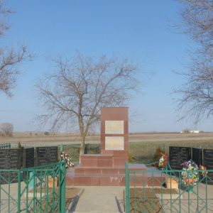 Братская могила участников гражданской войны и советских воинов, погибших в период Сталинградской битвы, Калачевский район, п. Степной (1)