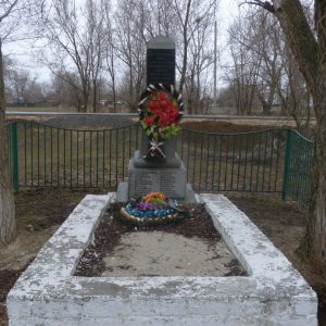 Братская могила советских воинов, погибших в период Сталинградской битвы, Калачевский район, х. Бузиновка, Большая 8а, у клуба (1)