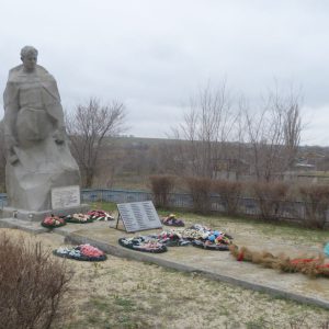 Братская могила советских воинов, погибших в период Сталинградской битвы, Дубовский район, с. Лозное, во дворе клуба (1)