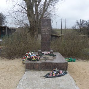 Братская могила советских воинов, погибших в период Сталинградской битвы, Дубовский район, с. Лозное, ул. Первомайская (1)