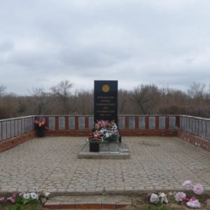 Братская могила участников гражданской войны и советских воинов, погибших в период Сталинградской битвы, Дубовский район, с. Садки (1)