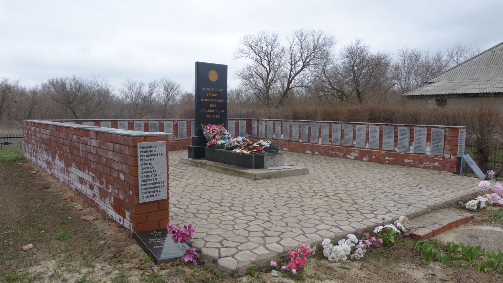 Братская могила участников гражданской войны и советских воинов, погибших в период Сталинградской битвы, Дубовский район, с. Садки (2)