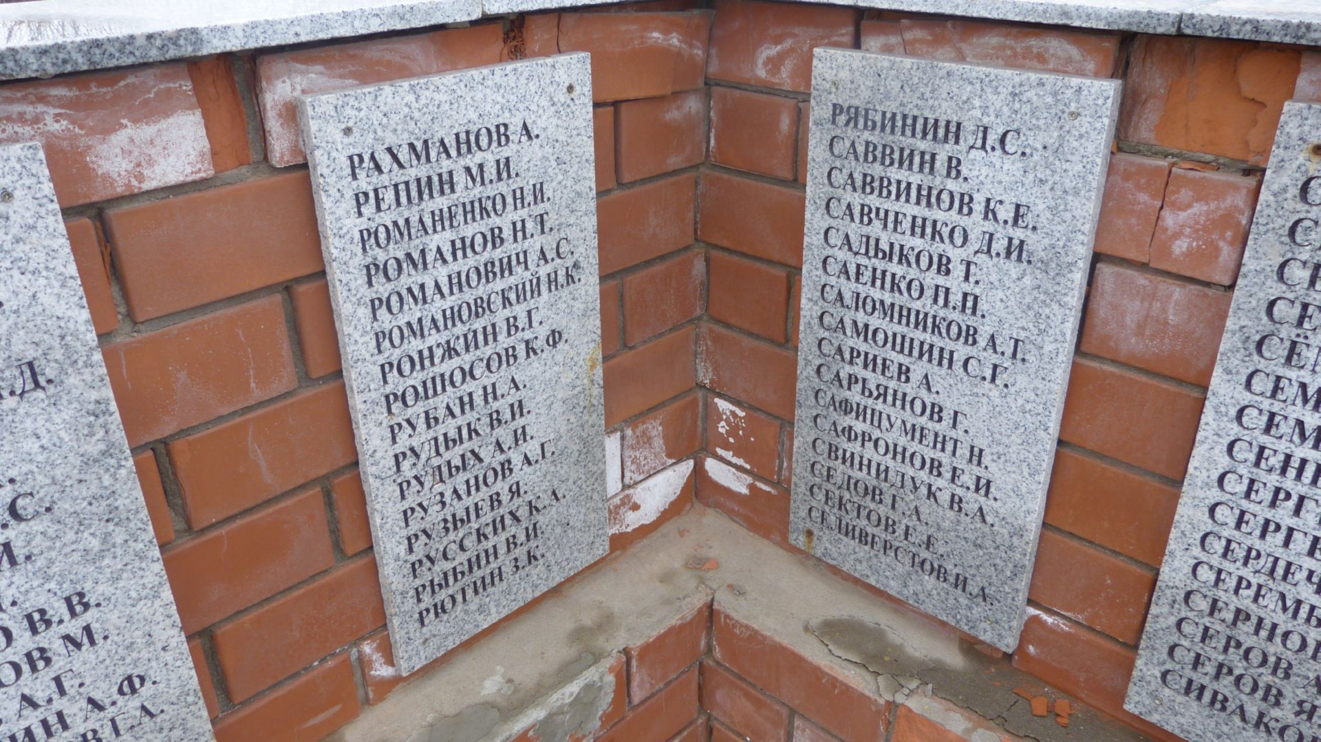 Братская могила участников гражданской войны и советских воинов, погибших в период Сталинградской битвы, Дубовский район, с. Садки (21)