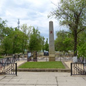 Братская могила участников гражданской войны и советских воинов, погибших в период Сталинградской битвы, Суровикинский район, г. Суровикино, ул. Героев-Танкистов (1)