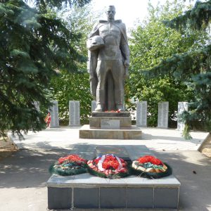 Братская могила советских воинов, погибших в период Сталинградской битвы, Клетский район, ст. Распопинская, у Дома культуры (1)