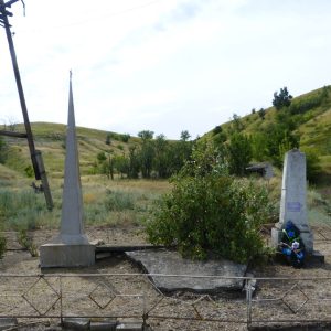 Братская могила советских воинов, погибших в период Сталинградской битвы, Клетский район, ст. Распопинская, на берегу р. Дон (1)