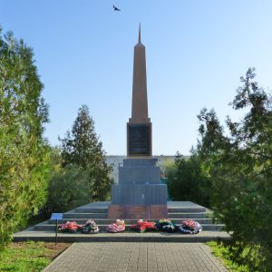 Братская могила участников гражданской войны и советских воинов, погибших в период Сталинградской битвы, Котельниковский район, г. Котельниково, Комсомольский парк (1)