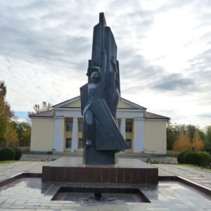 Братская могила советских воинов, погибших в период Сталинградской битвы, Николаевский район, г. Николаевск, пл. Ленина (1)