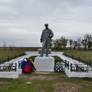 Братская могила рабочих и служащих завода Красный Октябрь, погибших во время эвакуации, Палласовский район, ж.д. разъезд Венгеловский (1)
