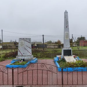 Братская могила участников гражданской войны Д.Г.Репп и Е.Е.Графф, Палласовский район, п. Ромашки (1)