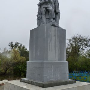 Братская могила участников гражданской войны и советских воинов, погибших в период Сталинградской битвы, Палласовский район, с. Савинка (1)