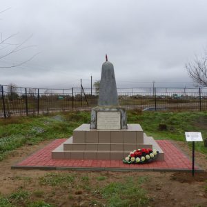 Братская могила советских воинов, погибших в период Сталинградской битвы, Старополтавский район, с. Харьковка, центр (1)