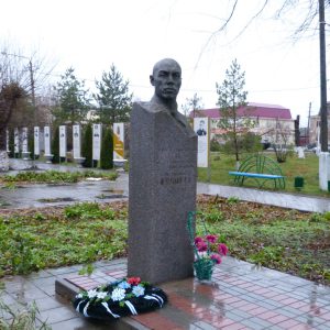 Могила гвардии полковника Печерского Г.Н., погибшего в период Сталинградской битвы, Еланский район, р.п. Елань (1)