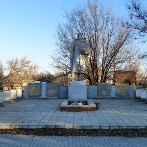 Братская могила советских воинов, погибших в период Сталинградской битвы, Октябрьский район, с. Перегрузное, центр (1)