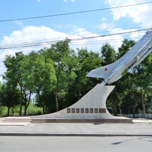 Самолет МИГ-21 установленный в честь летчиков — качинцев, г. Волгоград, Дзержинский район, ул. Качинцев, площадь перед училищем (1)
