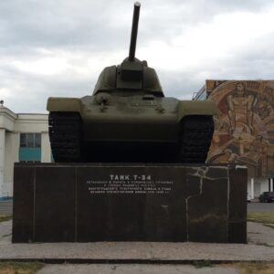 Танк Т-34, установленный в честь боевых и трудовых подвигов работников Волгоградского тракторного завода в годы Великой Отечественной войны, г. Волгоград, Тракторозаводский район, площадь им. Дзержинского