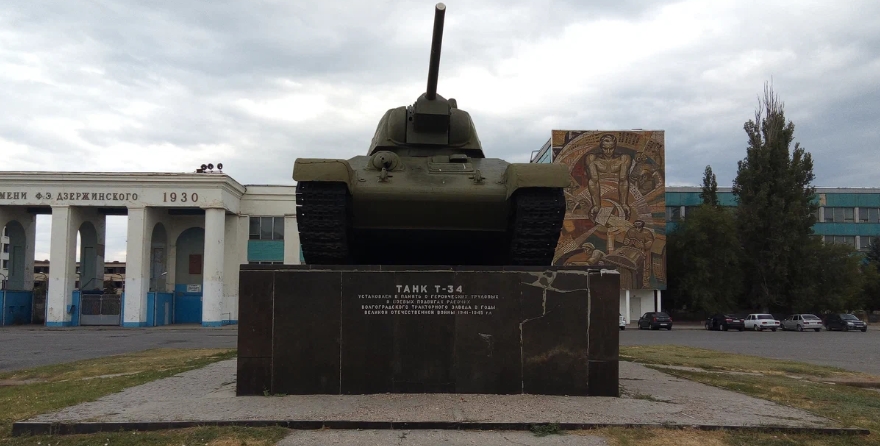 Танк Т-34, установленный в честь боевых и трудовых подвигов работников Волгоградского тракторного завода в годы Великой Отечественной войны, г. Волгоград, Тракторозаводский район, площадь им. Дзержинского