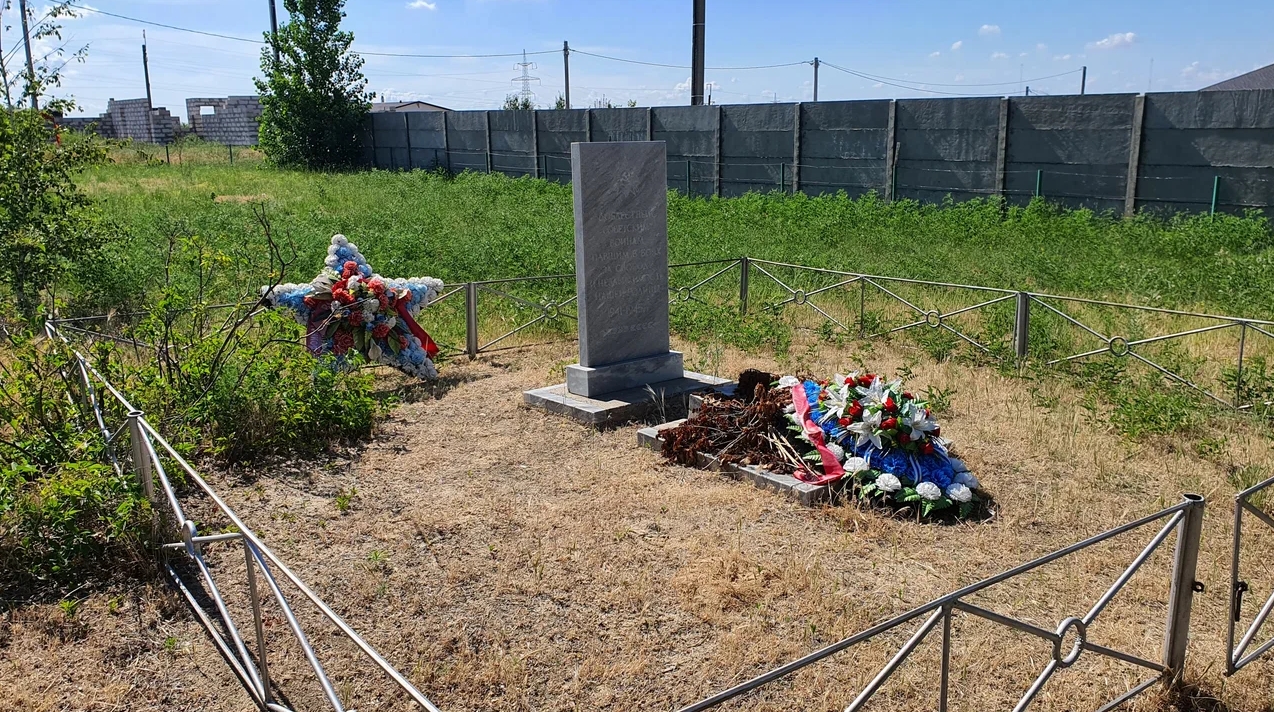 Братская могила советских воинов, погибших в период Сталинградской битвы, Городищенский район, пос. Царицын, ул. Сиреневая